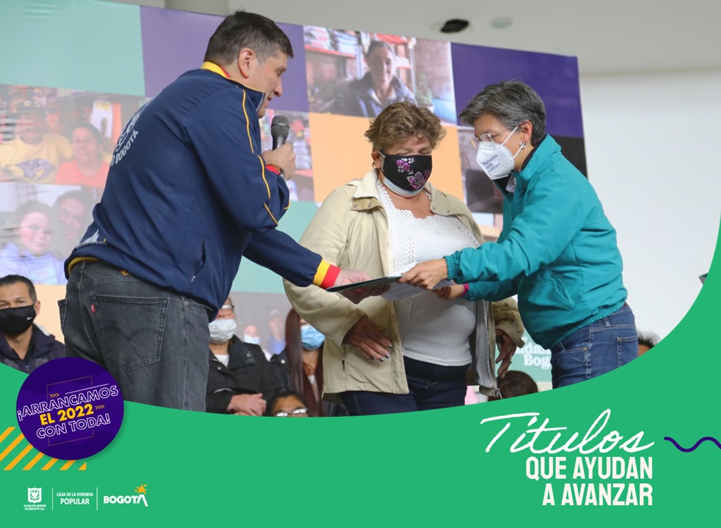 La alcaldesa de Bogotá Claudia López entrega título de propiedad a habitante de Ciudad Bolívar