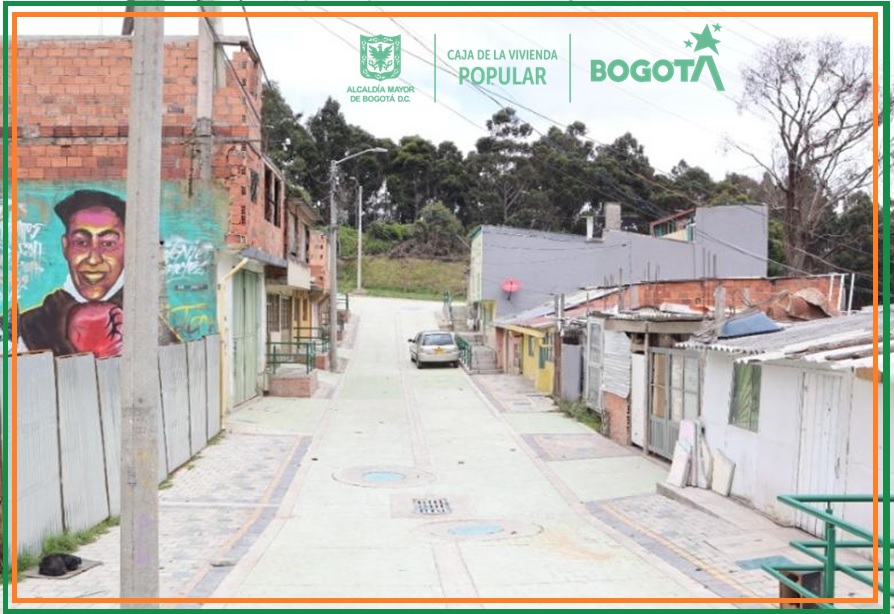 Barrio La Cecilia, localidad San Cristóbal. La Caja de Vivienda Popular intervino la malla vial del barrio pavimentándolas y construyendo nuevos andenes; también arregló parques y construyó escaleras.