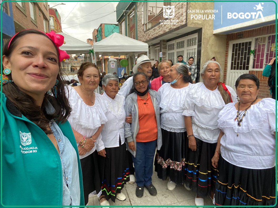 La Alcaldía Mayor de Bogotá, a través de la Caja de Vivienda Popular entregó nuevos tramos viales a la comunidad del barrio Villa Emma en la localidad de Bosa. Los vecinos de la calle 74 A sur entre carrera 88 H y 88 fueron los protagonistas de la entrega de las obras en su barrio.