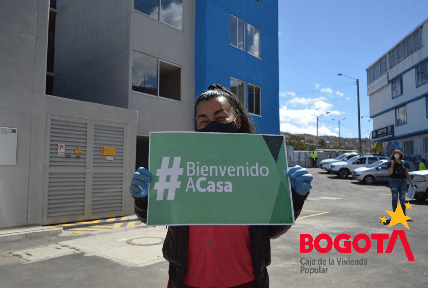 Yamile Méndez, recibe de Claudia López su apartamento nuevo