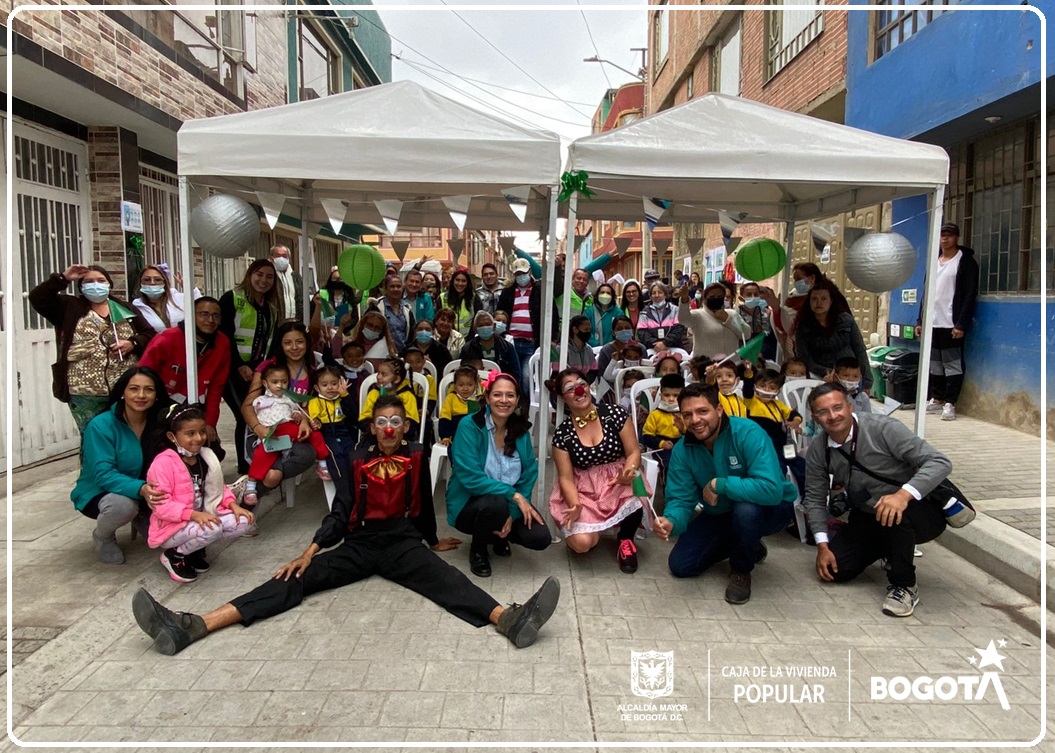 Habitantes de Bosa barrio Villa Emma en la localidad de Bosa celebran la entrega de tramos viales