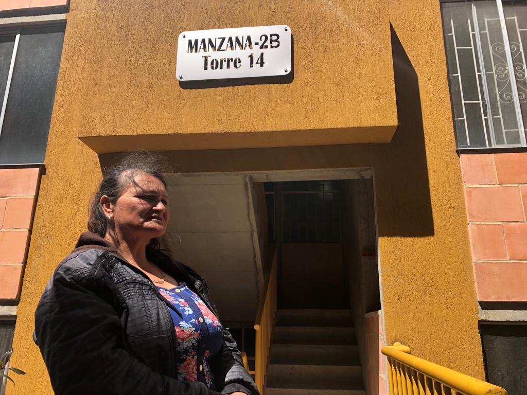 La Alcaldía entregó apartamento a beneficiaria que vivió 15 años en zona de alto riesgo