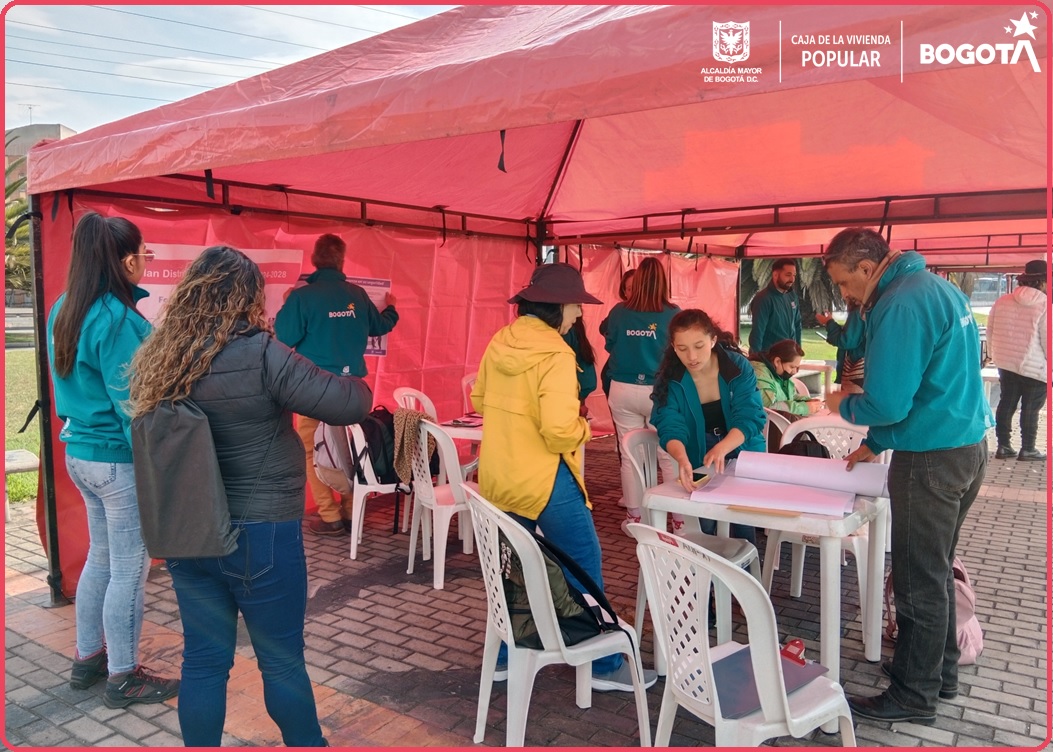 En el evento, la Caja de la Vivienda Popular (CVP) socializó con los ciudadanos su oferta de servicios y los invitó a dar su aporte al Plan Distrital de Desarrollo a través de Chatico, mientras se adelantaban muestras culturales de la comunidad.