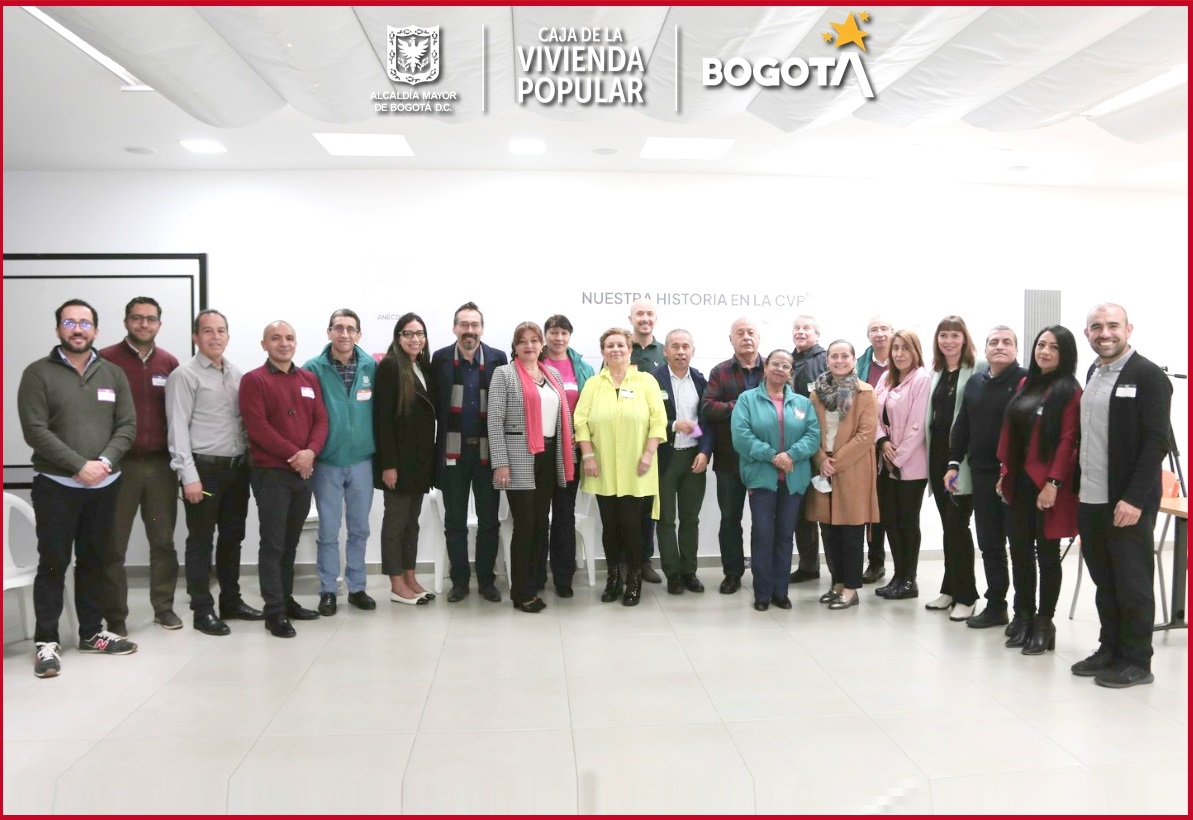 La jornada empezó con la apertura del director general, Juan Carlos Fernández, quien agradeció la participación y resaltó la importancia de reconocer el pasado institucional para afrontar el futuro. Después de eso, los servidores reconstruyeron una línea del tiempo