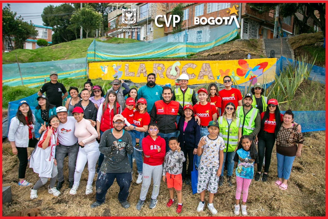 El director general de la CVP, Juan Carlos Fernández junto al equipo social de la dirección de mejoramiento de barrios y la comunidad del barrio La Roca en la localidad de San Cristóbal: "Estamos haciendo las últimas intervenciones que han sido construidas con la comunidad a través de mecanismos de participación ciudadana".