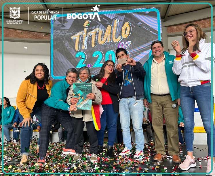 En la foto de izquierda a derecha: Nadya Rangel, secretaria del Hábitat, Claudia López, alcaldesa de Bogotá, Rosa Tulia Larrota, beneficiaria del título de propiedad 2.200, con sus familiares, Juan Carlos López, director de la CVP y Tatiana Piñeros, alcaldesa de Ciudad Bolívar.