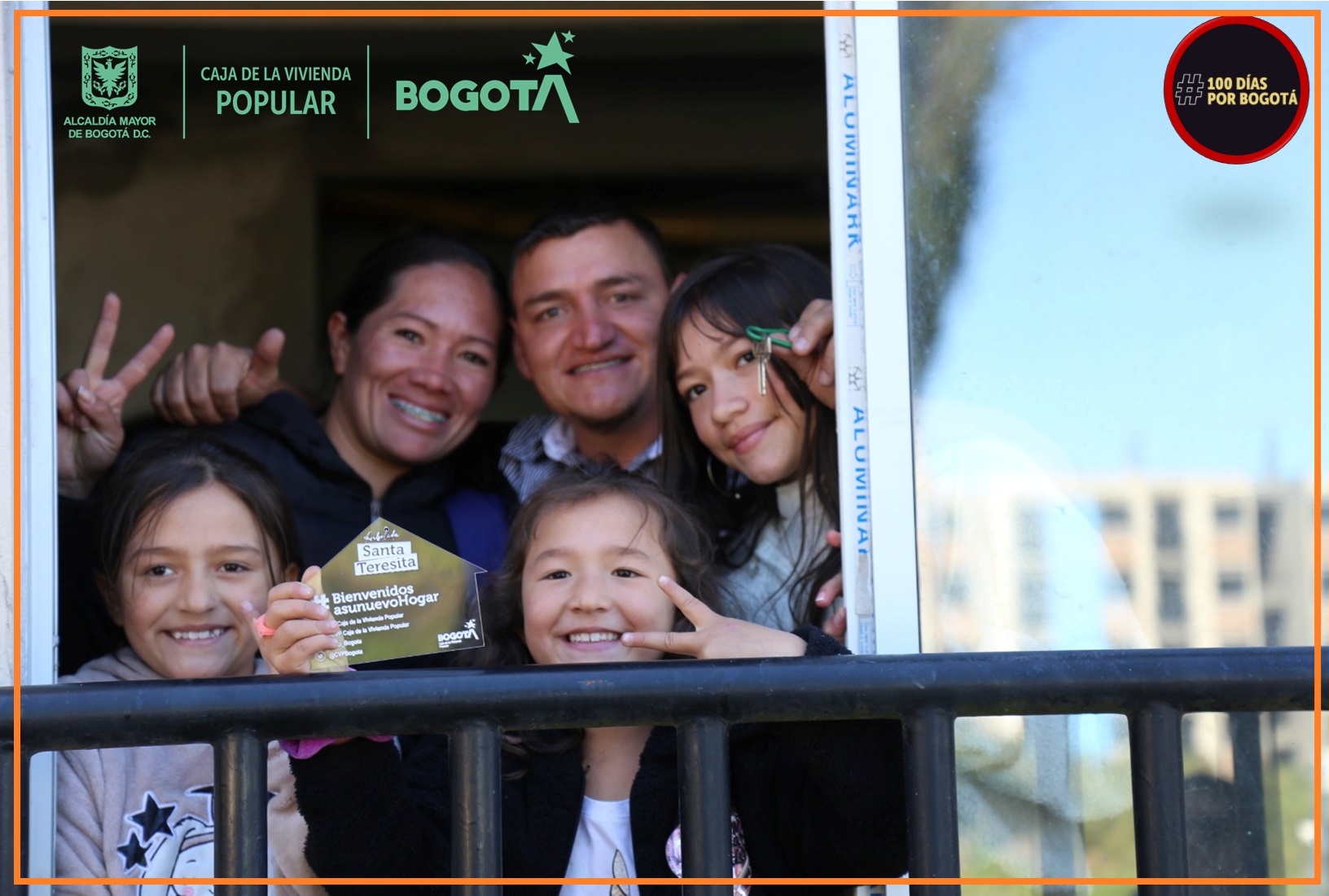 Siete familias, que fueron reasentadas de predios de alto riesgo, recibieron hoy de la Caja de la Vivienda Popular las llaves de sus nuevas viviendas, ubicadas en la urbanización Arboleda Santa Teresita, en la localidad de San Cristóbal.