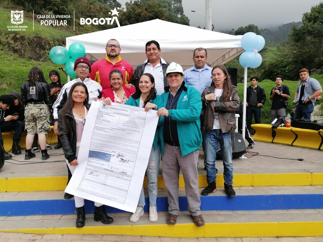 En la Foto: (Izq a Der) Olga Lucia Vargas administradora del conjunto residencial Torres de San Rafael junto a la directora técnica de Mejoramiento de barrios Laura Sangúino y el director de la CVP Juan Carlos López.