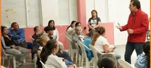 Juan Carlos Fernández director de la Caja de la Vivienda Popular (CVP) en reuniones con las familias afectadas del Plan Terrazas