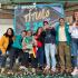 En la foto de izquierda a derecha: Nadya Rangel, secretaria del Hábitat, Claudia López, alcaldesa de Bogotá, Rosa Tulia Larrota, beneficiaria del título de propiedad 2.200, con sus familiares, Juan Carlos López, director de la CVP y Tatiana Piñeros, alcaldesa de Ciudad Bolívar.